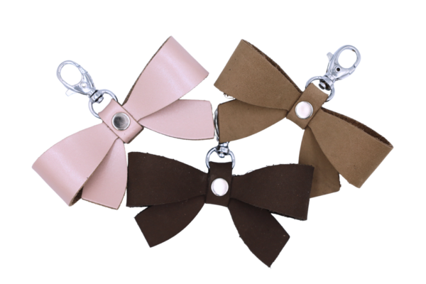 Bőr masnidísz több színben Bőr masnidísz több színben