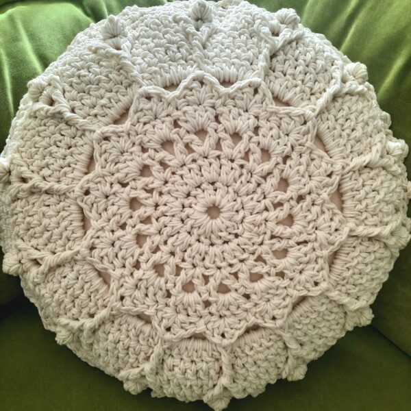 Horgolt díszpárna Gloria-1