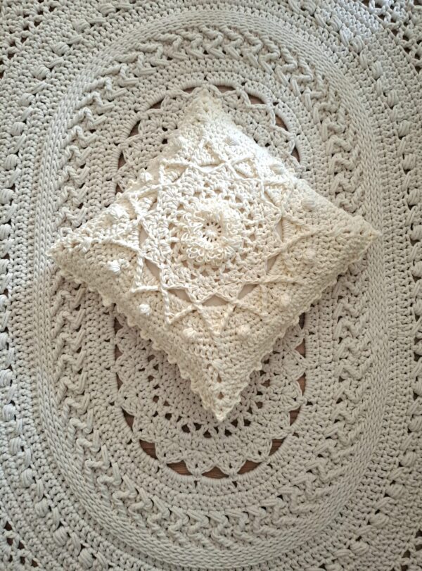 Horgolt díszpárna Bora