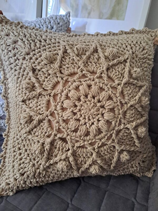 Horgolt díszpárna Linett