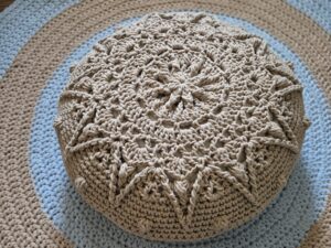 Horgolt padlópárna puff - Dalma